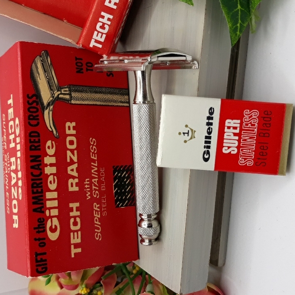 Vintage Gillette Tech Razer   Unused in Original Box Red Cross Issue 1950s - Picture 2 of 7